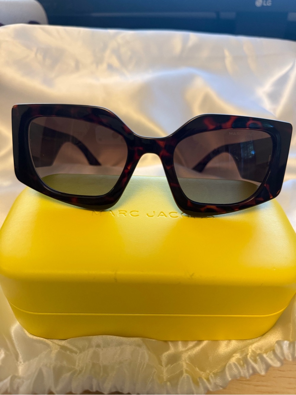 Marc Jacobs MARC 774/S Oversized Tortoise Sunglasses + Case - Picture 3 of 8
